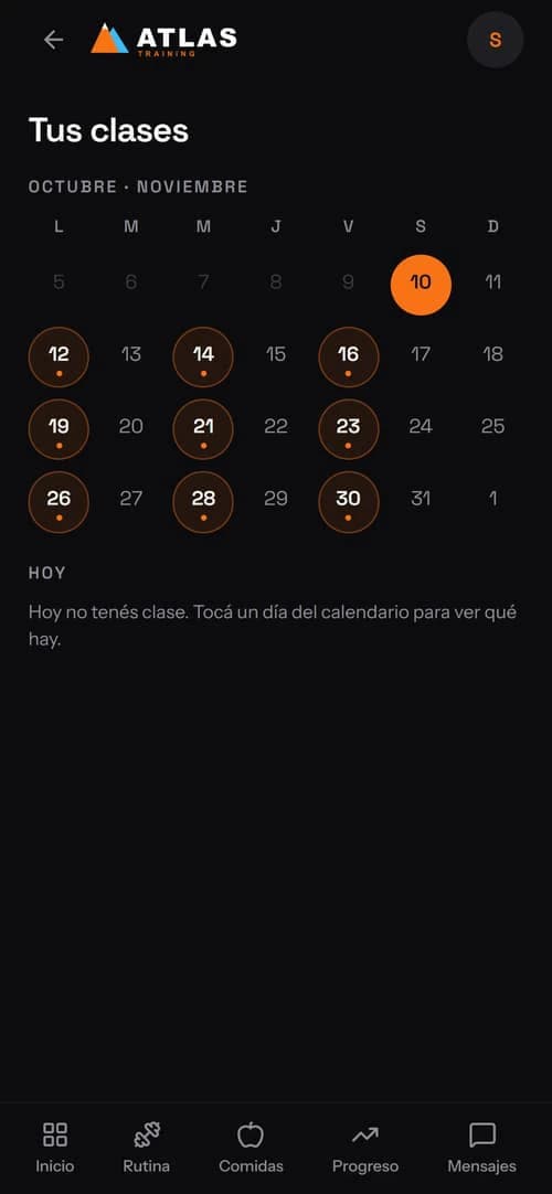 Calendario del mes en la app, con los días con clase marcados y el detalle del día elegido.