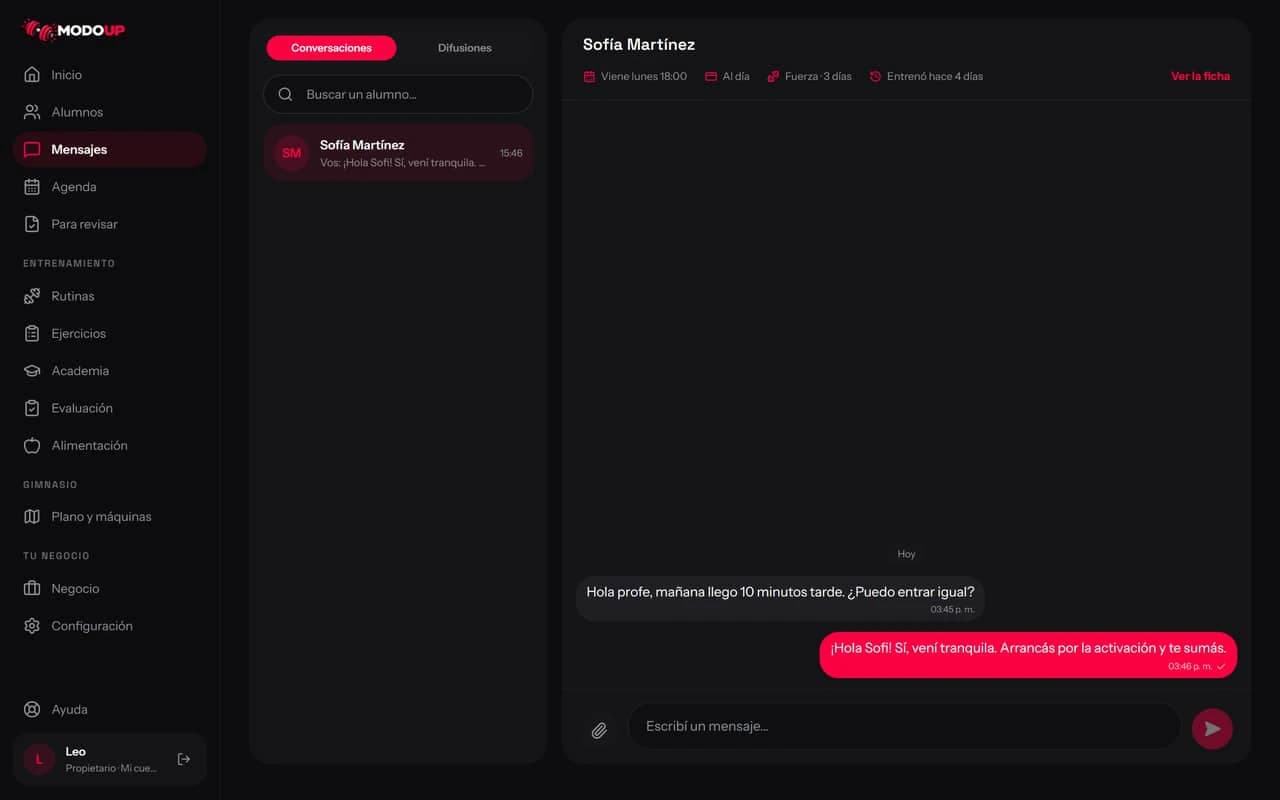 Mensajes del panel: lista de conversaciones a la izquierda y el chat con un alumno a la derecha.